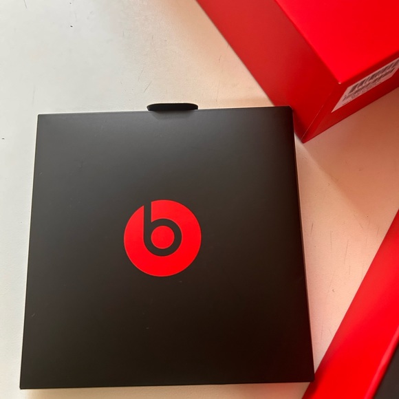 Beats2Box with sticker, and instruction booklet - Picture 9 of 10